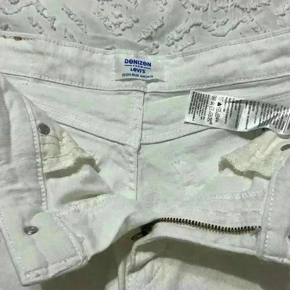 Denizen from Levi’s high-rise white shorts. Women’s size 10 - Picture 6 of 9